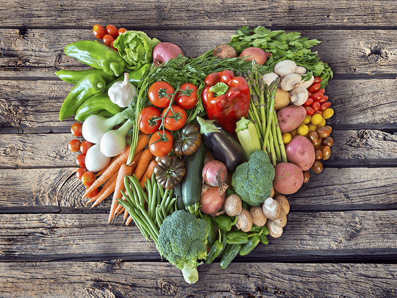 ハート形に集めた野菜
